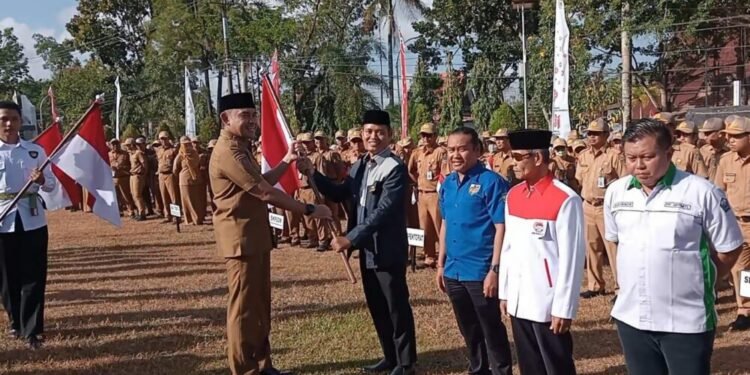 Semarakkan HUT RI ke-81, Ketua LDII Tanah Laut Terima Bendera Merah Putih dari Bupati