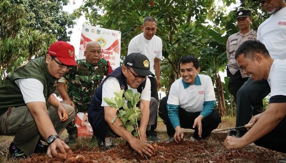 Sekretaris Umum DPP LDII Tri Gunawan Hadi bersama aparat pemerintah dan tokoh masyarakat setempat menanam pohon.