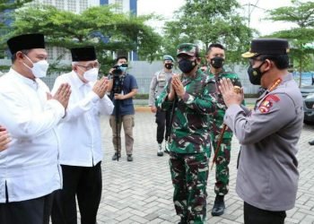 Panglima TNI, Marsekal Hadi Thahjanto bersama Kepala Kepolisan RI (Kapolri), Listyo Sigit Prabowo kembali meninjau lokasi vaksinasi di Pondok Pesantren Minhaajurosyidin.