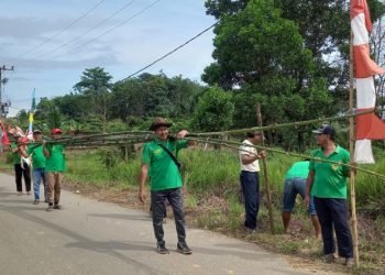Warga LDII Kecamatan Satui Gotong Royong  Bantu Warga Persiapkan Peringatan Maulid Nabi