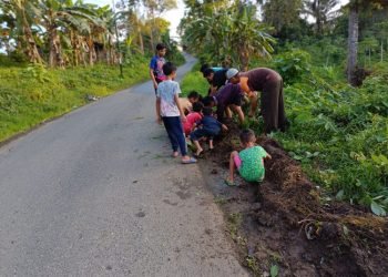 Warga PAC LDII Gunung Ulin Bersihkan Damija