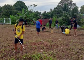 Remaja LDII Bersama Karang Taruna Desa Gunung Ulin Gotong Royong Membuat Sarana Olahraga