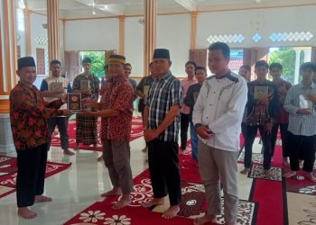 Santri Ponpes At Taqwa Terima Bantuan 40 Al Qur’an dari Kadis PUPR Kotabaru
