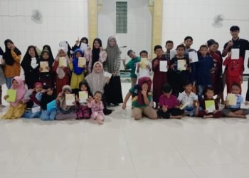 Santri TPA Rhoudhotul Hidayah HSU Terima Raport Semester Genap