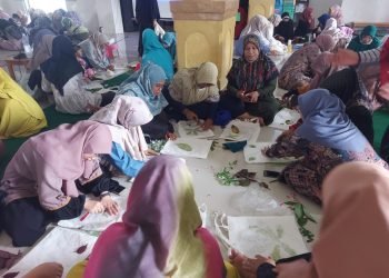 Ibu-Ibu dan Remaja Putri LDII Kota Banjarmasin Ikuti Pelatihan Membuat Batik Ecoprint