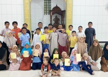 TPA Roudhotul Hidayah Bagikan Raport Santri