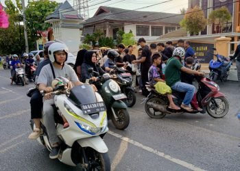 Berkah Ramadan, LDII HSU Berbagi Takjil ke Pengguna Jalan