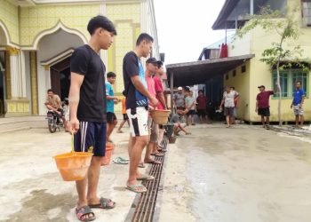 Permudah Akses, Warga LDII Desa Sungai Karias Cor Jalan Bersama Masyarakat