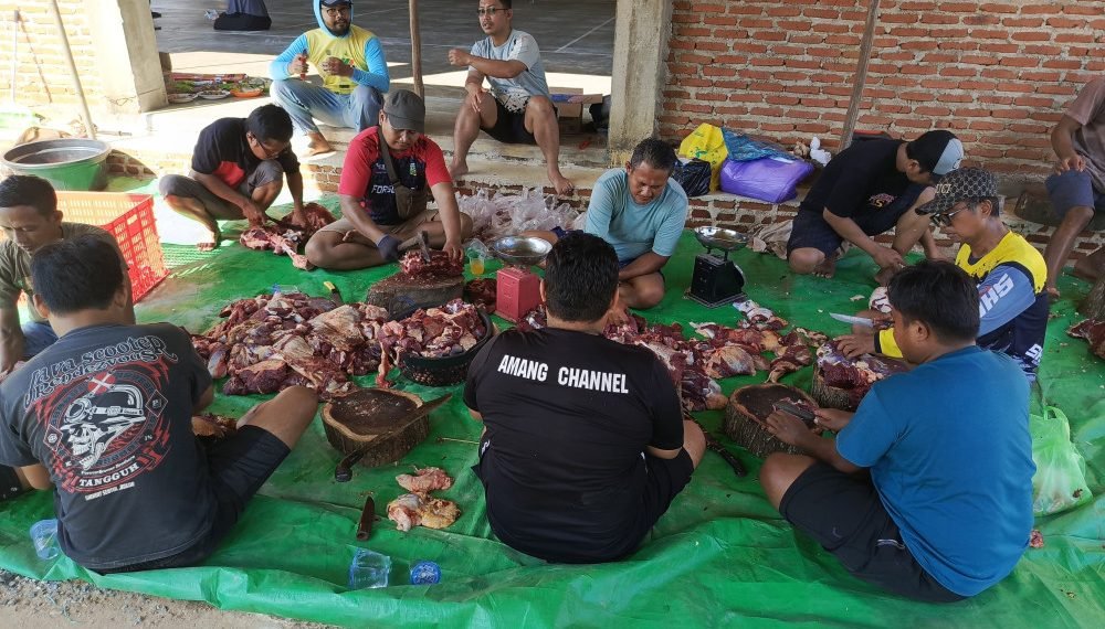 Panitia kurban PAC LDII Kelurahan Angsau sedang menyiapkan daging kurban