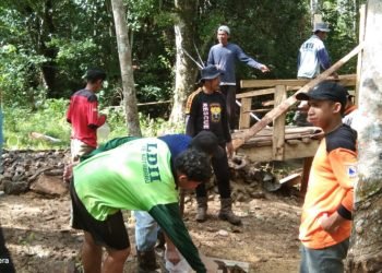 Warga PAC LDII Sebelimbingan Bangun Jembatan Darurat Bersama Warga