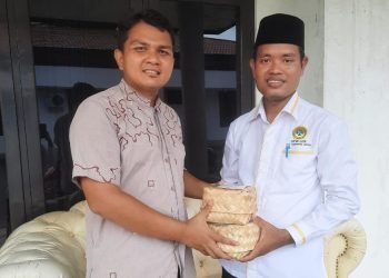 Selamat Tinggal Kantong Plastik, LDII Tala Bagikan Daging Kurban Gunakan Besek