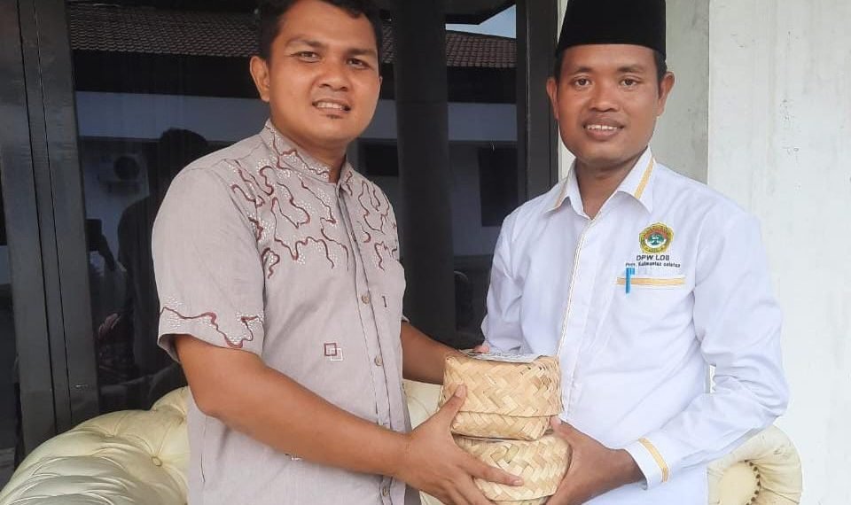 Dengan menggunakan wadah besek anyaman bambu, Ketua DPD LDII Tala, Anton Kuswoyo, membagikan daging kurban kepada warga.