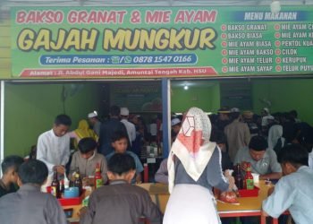 H Pariman Berbagi 700 Porsi Bakso Gratis di Amuntai