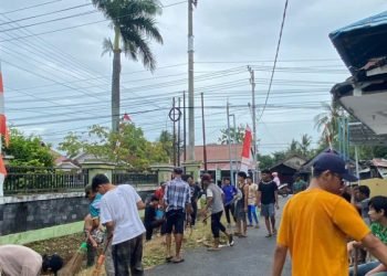 Sambut HUT RI, Santri PPPM Al Manshurin Kerja Bakti Bersama Masyarakat