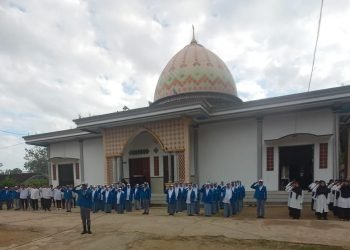 Bersama Ratusan Santri dan Siswa, LDII Kotabaru Gelar Upacara HUT ke-79 RI