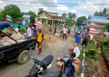 Antisipasi Musim Hujan, Warga LDII Desa Sungairiam Gotong Royong Bersama Warga