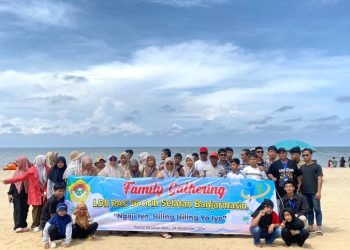 Jaga Kebersamaan, Warga PAC LDII Basirih Selatan Family Gathering ke Pantai Batakan Baru