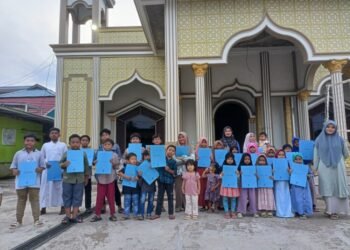 Santri TPA Roudhotul Hidayah Terima Raport Semester Ganjil