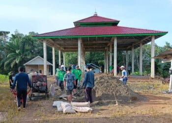 Warga PC LDII Pamukan Barat Gotong Royong Lanjutkan Pembangunan Masjid Miftahul Huda