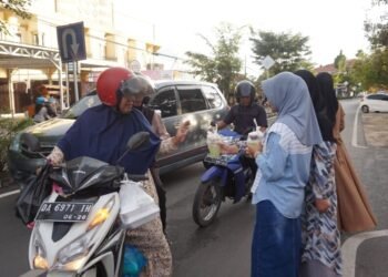 LDII Hulu Sungai Utara Tebar Ratusan Takjil untuk Pengendara