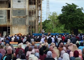 Warga Khusyuk Salat Idul Fitri Bersama LDII Kotabaru di Halaman Masjid Attaqwa Sebelimbingan