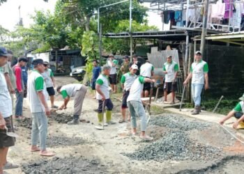 Solidaritas Warga LDII Tanah Bumbu dan Masyarakat Sekitar Bersatu Perbaiki Jalan Rusak