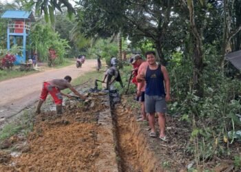 PAC LDII dan Warga Pandansari Kompak Bersihkan Selokan di Sekitar Masjid Al-Manshurin