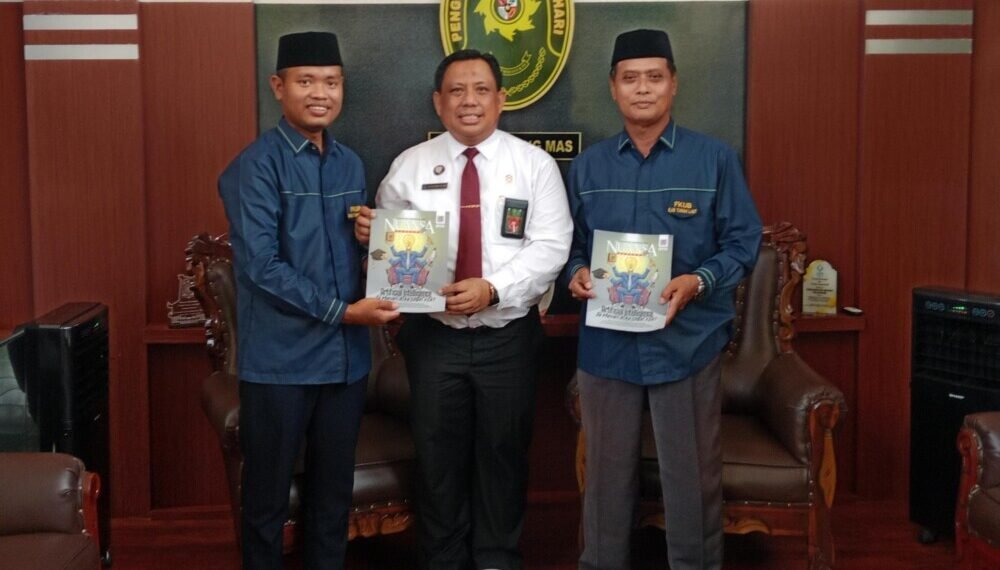 Ketua DPD LDII Tanah Laut, Anton Kuswoyo, memberikan Majalah Nuansa kepada Ketua Pengadilan Negeri Pelaihari pada  Kamis 8 Mei 2025