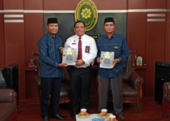 Tetap Eksis di Era Digital, Ketua LDII Tala Rutin Bagikan Majalah Nuansa Edisi Cetak