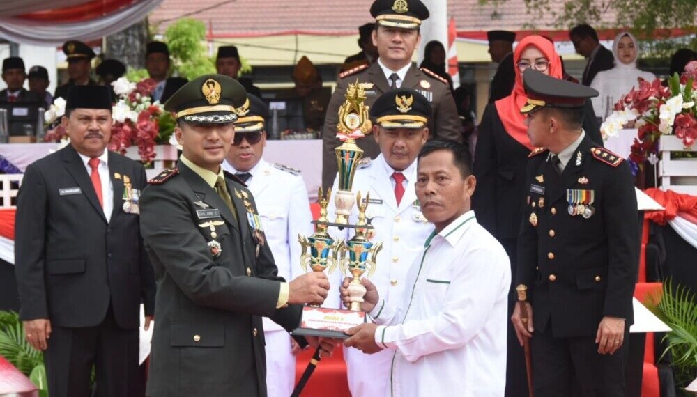 Ketua RT 01, Ramli Menerima piala lomba Gapura Tingkat Kabupaten HST