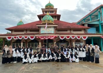 Santri PPPM Sabilur Rosyidin Al Manshurin Pelaihari Khidmat Peringati HUT ke-80 RI