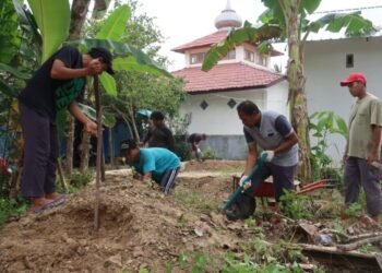 PAC LDII Tarjun Kerahkan Warganya Gotong Royong Bangun Gudang Mushola