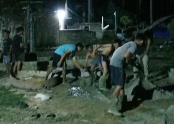 Wujudkan Wisma Tamu, Warga PAC LDII Teluk Aru Gotong Royong Malam Hari