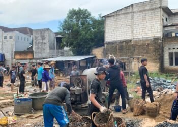 Santri Ponpes Al-Hidayah Gotong Royong Bangun Wisma Putri SMA Al-Manshurin