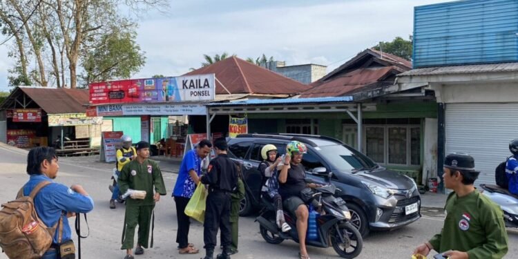 Persinas ASAD, LDII, dan Senkom Tapin Kompak Berbagi Takjil di Terminal Rantau