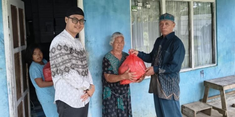 DPD LDII Tanah Laut Berbagi Paket Lebaran, Lansia Bahagia Terima Bantuan