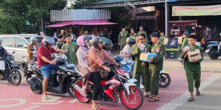 Persinas ASAD Tabalong Tebar Ratusan Paket Takjil ke Masyarakat