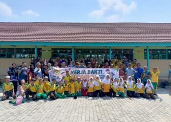 Semangat Kemerdekaan, Warga LDII HST Bersama Masyarakat Gotong Royong di SDN 2 Pawalutan