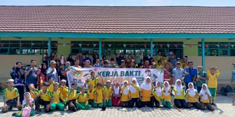 Semangat Kemerdekaan, Warga LDII HST Bersama Masyarakat Gotong Royong di SDN 2 Pawalutan