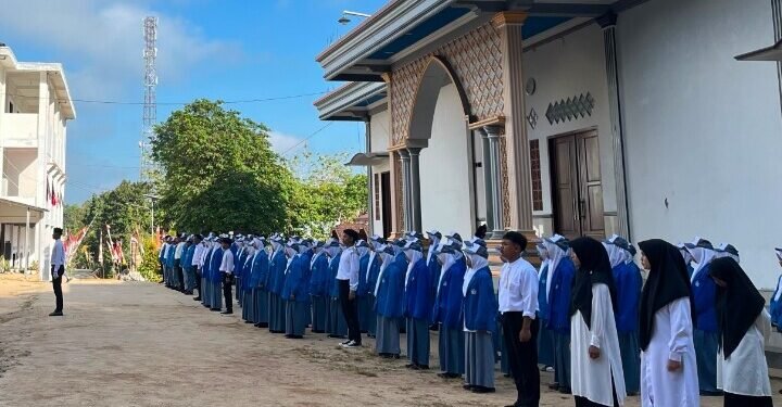 SMA Budi Utomo dan Ponpes Attaqwa Kotabaru Gelar Upacara Kemerdekaan Bersama