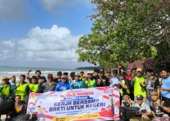 Kala Camat, Kades, dan Warga LDII Kotabaru Lebur dalam Semangat Gotong Royong Bersihkan Pesisir Pantai