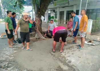 Warga LDII Sei Karias Gotong Royong Perbaiki Akses Jalan Gang Pesantren